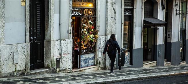 Calçada de pedras em rua de Lisboa: identidade urb