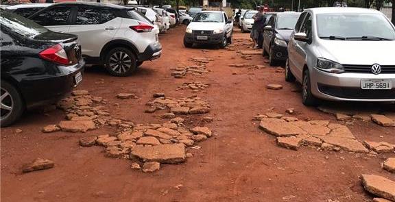 Calçada destruída por carros em Brasília: exemplo