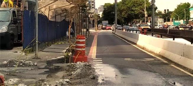 Calçada e ciclofaixa bloquedas por obra em SP