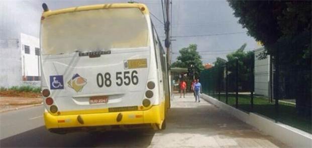 calçada foi danificada por ônibus estacionado