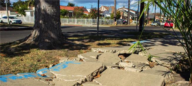 Calçada inviável ao pedestre, em Los Angeles (EUA)