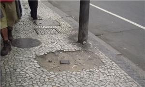 Calçada irregular no Rio de Janeiro