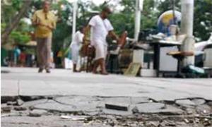 Calçada mal conservada no Rio de Janeiro