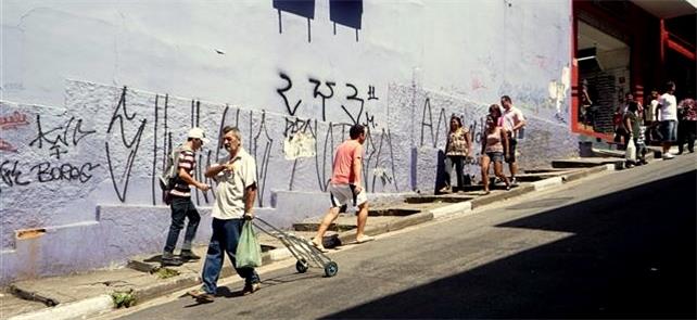 Calçada na região da rua 25 de março, em São Paulo