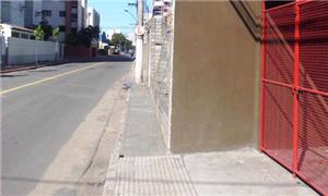 Calçada não é acessível no jardim Camburi
