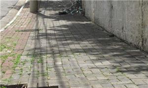 Calçada no bairro da Penha: má conservação