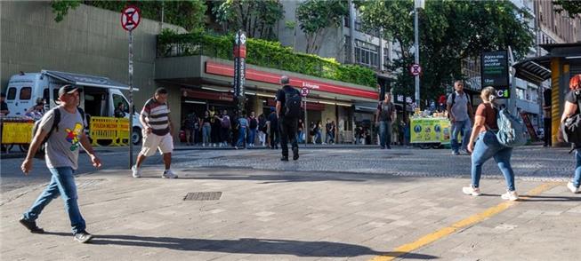 Calçada no centro de SP, onde a mobilidade acontec
