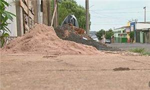 Calçada obstruída com material de construção