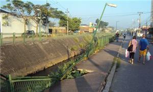 Calçada parcialmente destruída após enchente