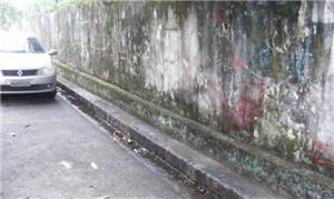 Calçada precária, de apenas 25 cm, no Recife