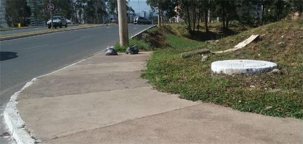 Calçada sem continuidade leva à grama