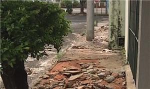 Calçada totalmente destruída em bairro de Araçatub