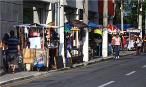 Calçadas tomadas, pedestres expulsos para a rua, e