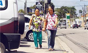 Calçadas viraram estacionamento de carros em Olind