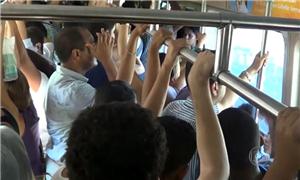 Calor atrapalha a vida de usuários do transporte p