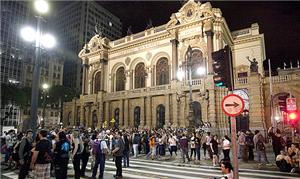 Caminhada noturna reúne mais de 300 pessoas