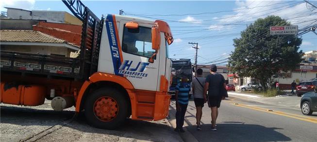 Caminhão barra a passagem de pedestres. Tudo norm