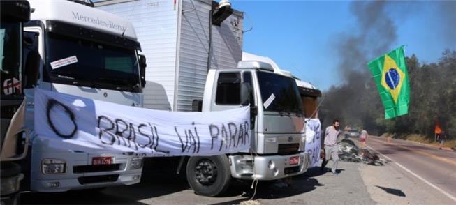 Caminhoneiros em greve no Vale do Itajaí (SC)