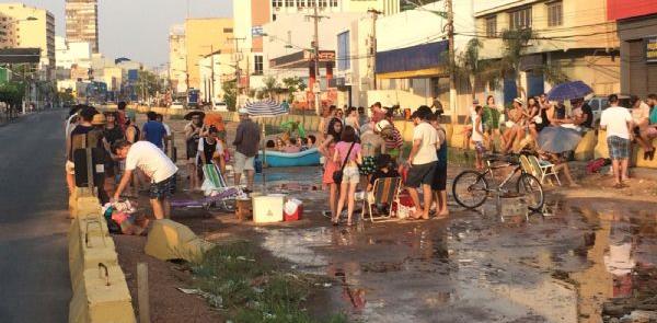 Canteiro transformado em praia por estudantes