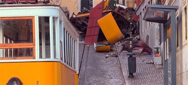 Carro destruído do elevador da Glória, em Lisboa