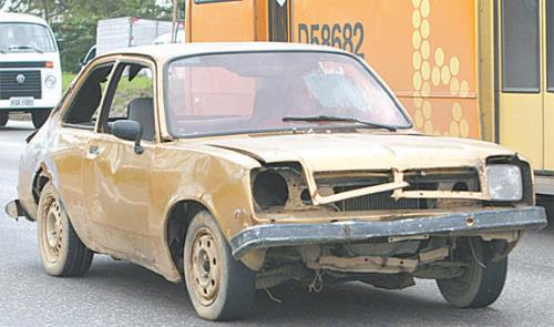 Carro em circulação em cidade brasileira