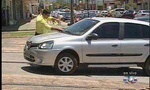 Carro estacionado em calçada é multado em Palmas