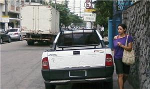 Carro estacionado em calçada