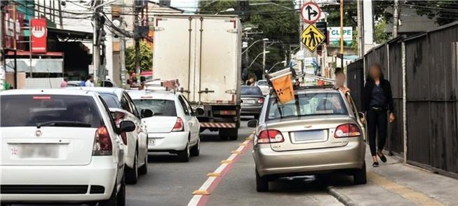 Carro estacionado sobre ciclovia e calçada em Salv