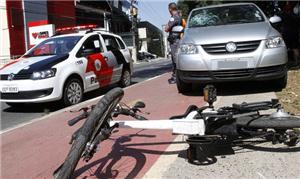 Carro invade ciclovia e atropela ciclista na ZN ne