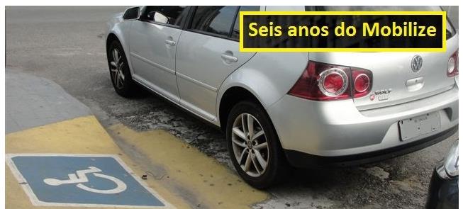 Carro parado na passagem de cadeirantes