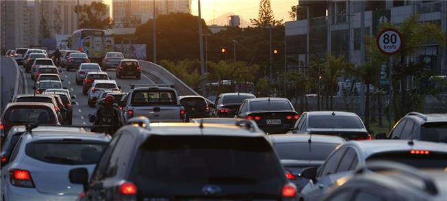 Carro, poluição, trânsito... a equação que deu err