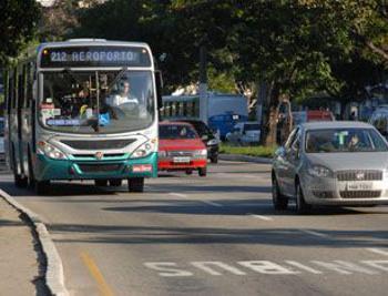 Carros e ônibus no foco do plano