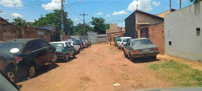 Carros em comunidade pobre de Campo Grande (MS)
