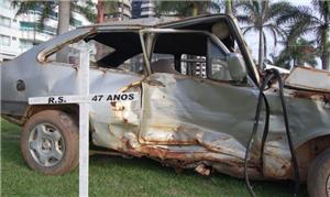 Carros envolvidos em acidentes foram expostos