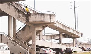 Carros estacionados de forma improvisada na Estaçã