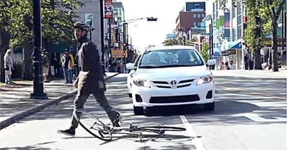 Carros invadem ciclovias. E não é só aqui no Brasi