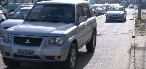 Carros invadem perigosamente a ciclovia