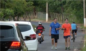 Carros, motos, pedestres e ciclistas usando o mesm