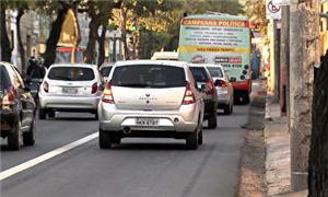 Carros não respeitam faixa exclusiva de ônibus