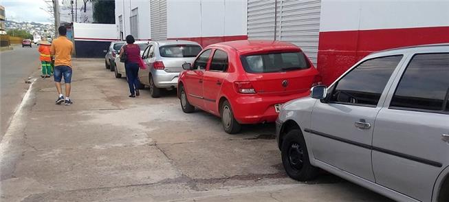 Carros parados na calçada, infração comum em Goiân