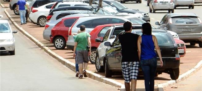 Carros sobre a calçada em Brasília: infração graví