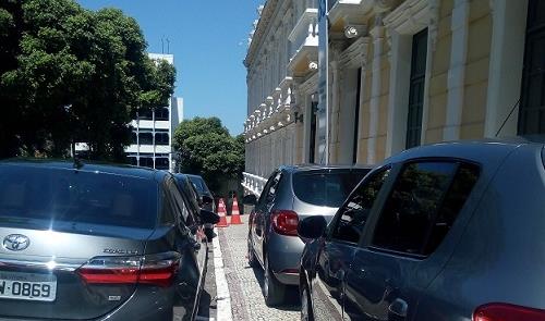 Carros sobre a calçada no Palácio Anchieta, sede d