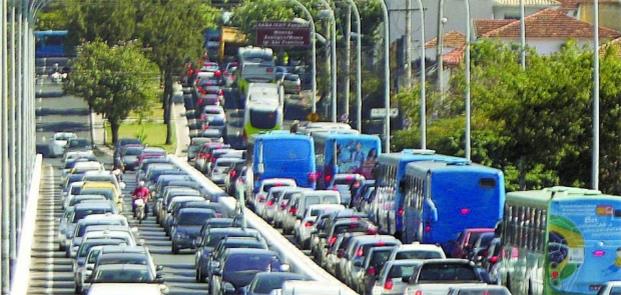 Carros usam 78% das vias e transportam 33% da popu