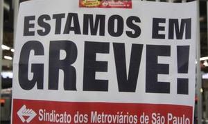 Cartaz avisa usuários da greve