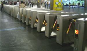 Catracas em estação de metrô de São Paulo