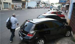 Cena comum em Manaus: carros estacionados em cima