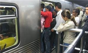 Cena cotidiana: metrô lotado em SP