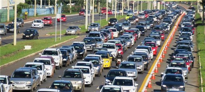 Cena diária nas avenidas de Brasília: sem espaço p