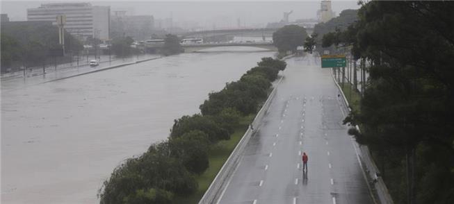 Cheia invade Marginais do rio Tietê, em São Paulo