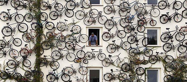 Christian pendurou bicicletas em toda a fachada  d